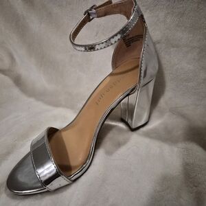 🌸B2G1 Free🌸NIB Madden Girl Beella Silver Metallic Block Heel Sandals - Size 6